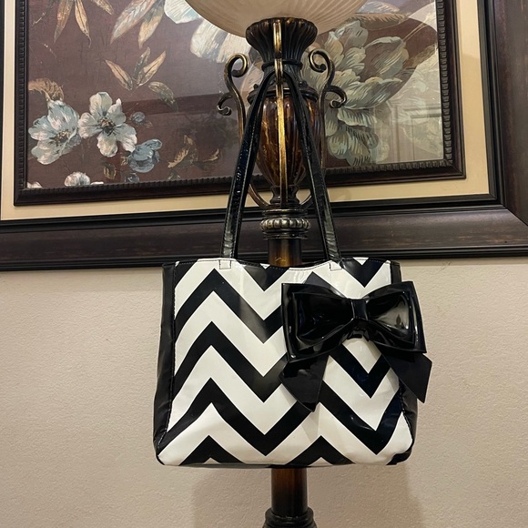 EY Boutique Handbags - EY Boutique please check all picture of condition